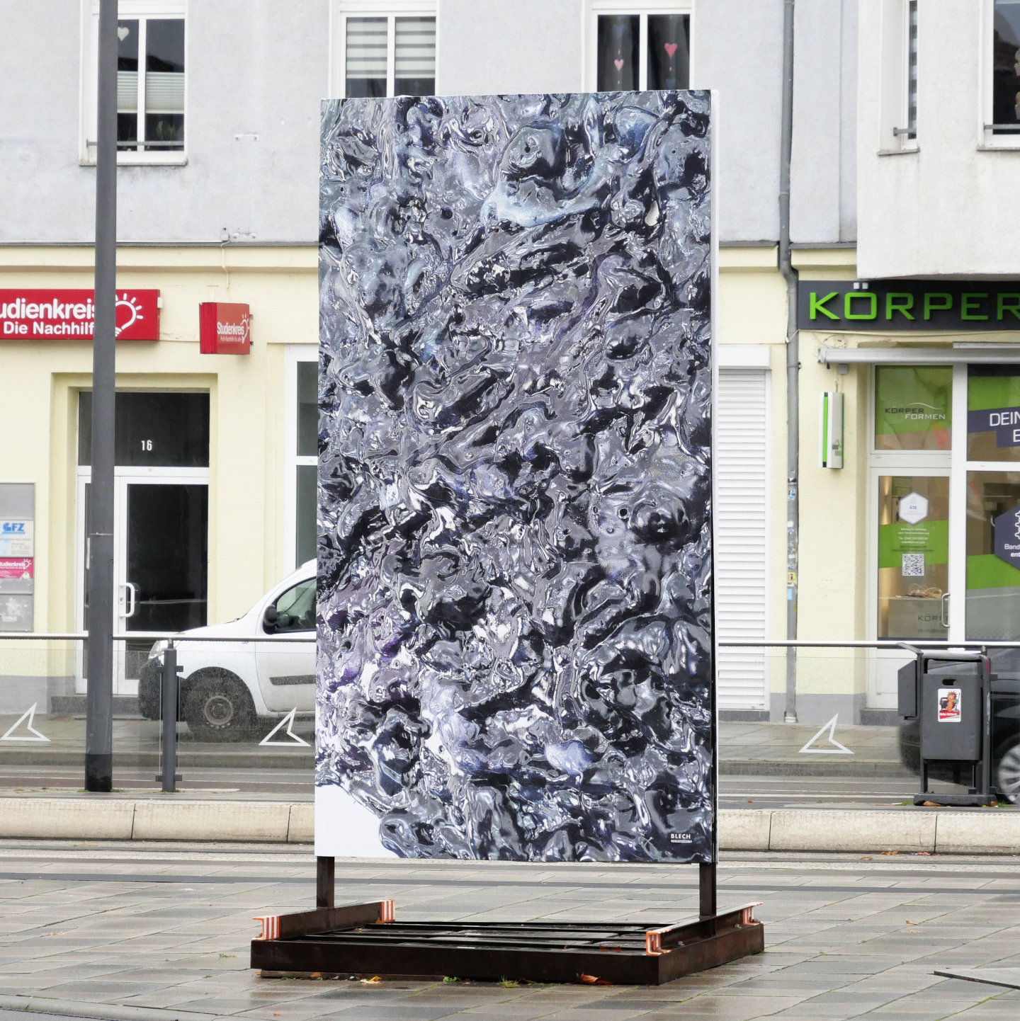 Gludernde Lot, 280 x 150 cm, Digitaldruck, 2022 - Ausstellungsansicht <I>Hi there</I>, Am Steintor, Halle (Saale), 2022
